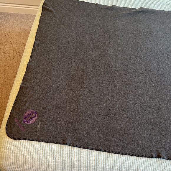 Idina Menzel Grey Blanket - Picture 4 of 9